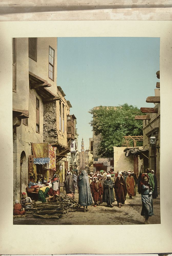 Straatgezicht met begrafenisstoet in Caïro (1895 - 1910) by anonymous, Photoglob and Co and Photoglob and Co