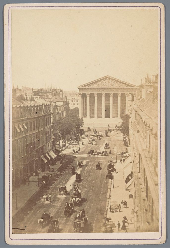 Gezicht op de Rue de Royale en de Madeleine te Parijs (c. 1870 - c. 1885) by anonymous