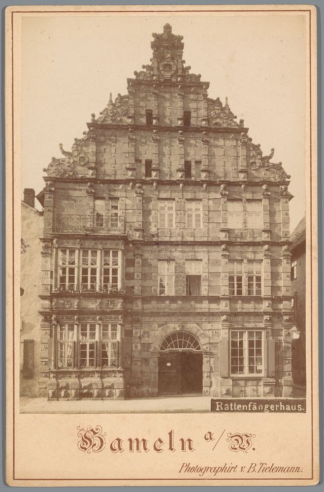 Gezicht op het Rattenfängerhaus in Hamelen (c. 1870 - c. 1890) by B Tieleman