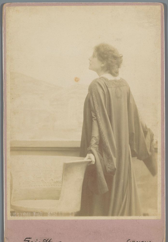 Fotoreproductie van een schilderij van een staande vrouw in de Oudheid (1880 - 1900) by Sciutto and anonymous