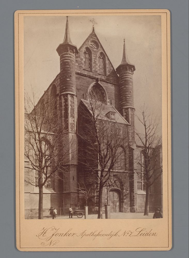 Gezicht op de Pieterskerk te Leiden (1870 - 1900) by anonymous