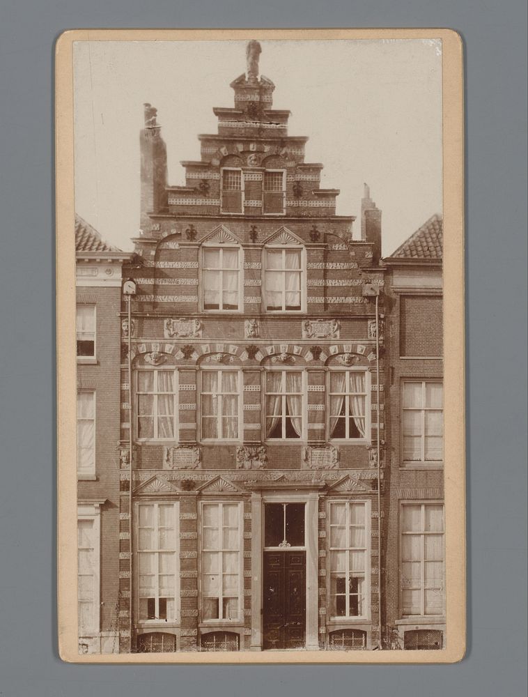 Façade van een pand met bakstenen trapgevel en natuurstenen decoratie te Zutphen (1880 - 1906) by Joh Evers