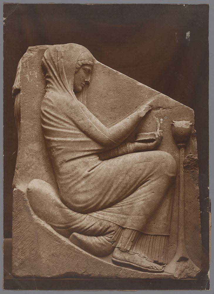 Antieke stele met vrouwfiguur (1907 - 1950) by Anderson firma