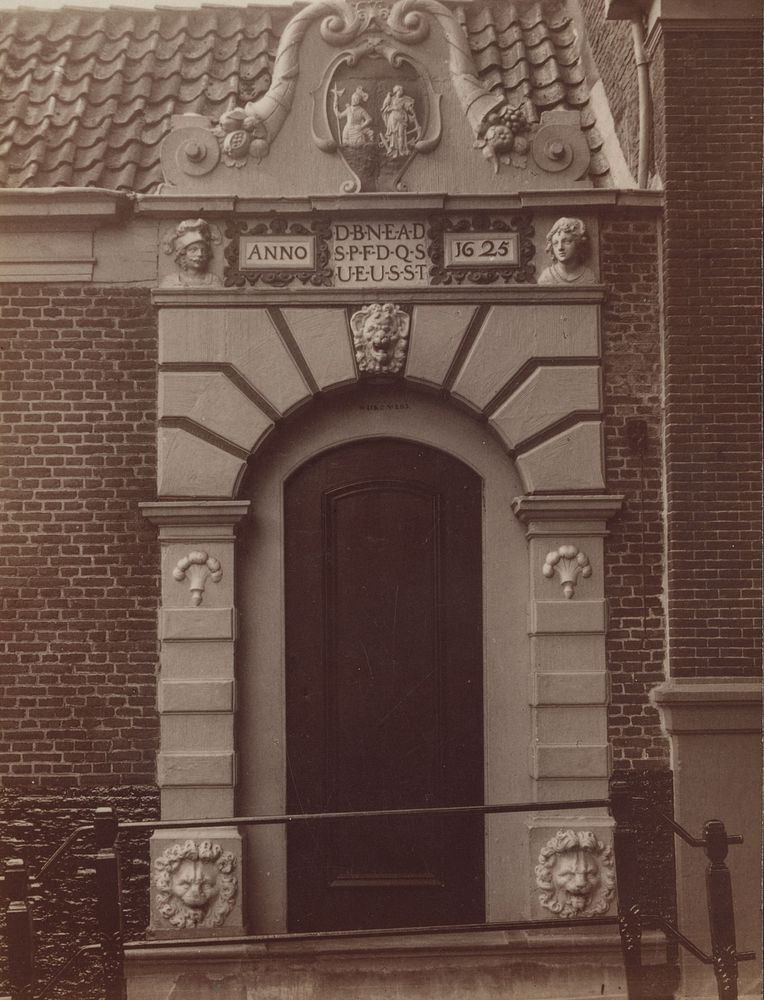 Poort van het Zuiderzeemuseum te Enkhuizen, voormalige poort van de pakhuizen van de Oost-Indische Compagnie (1865 - 1896)…