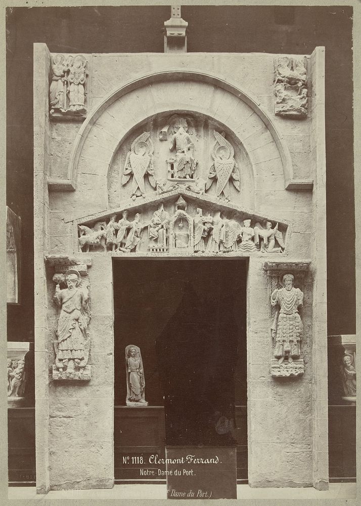 Portaal van de Notre-Dame du Port, Clermont-Ferrand (1870 - 1894) by Séraphin Médéric Mieusement and J A G de Leur