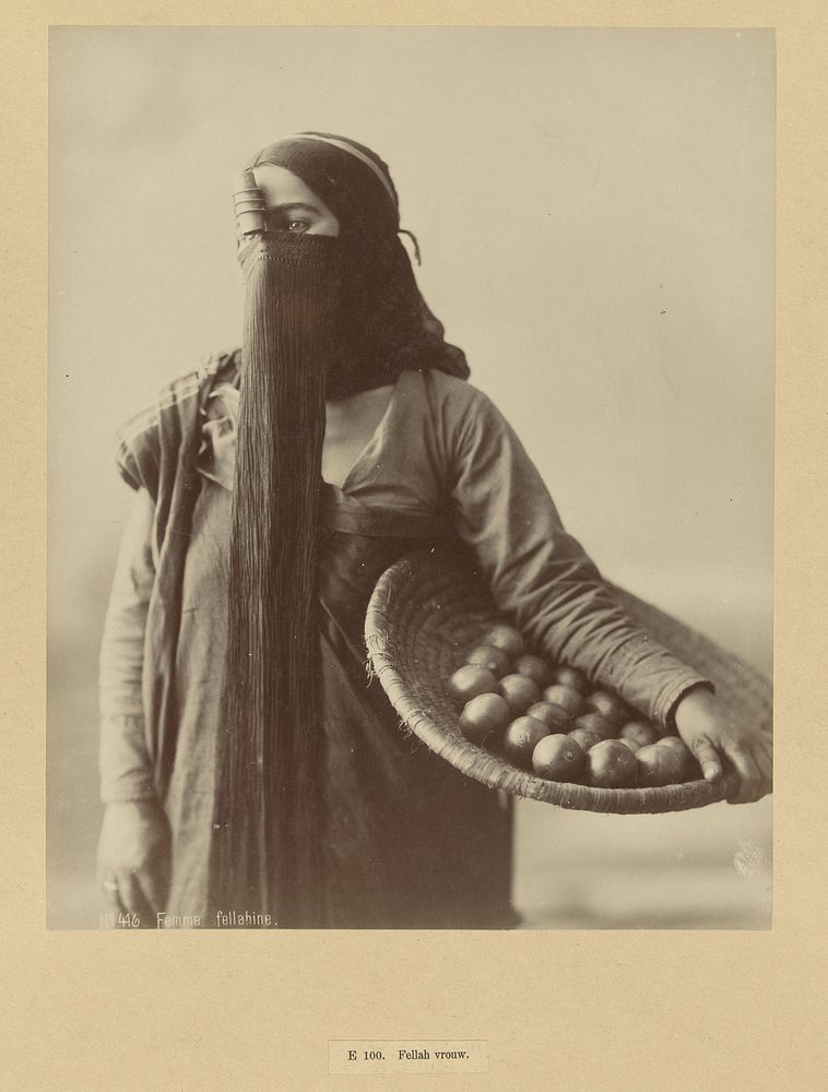Portret van een onbekende vrouw met een mand (c. 1890 - 1895) by anonymous