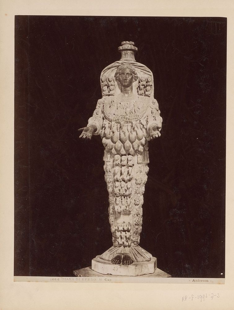 Sculptuur van Artemis van Efeze in de Capitolijnse Musea te Rome (c. 1857 - c. 1875) by James Anderson and anonymous