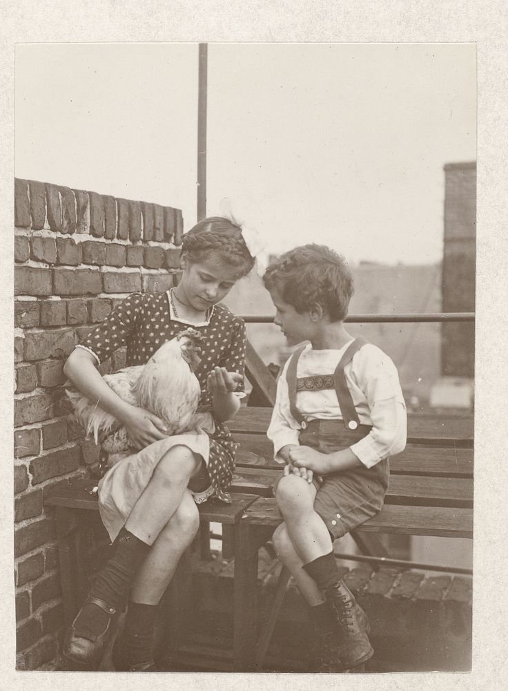 Marba en Eckart Titzenthaler, kinderen van de fotograaf, met haan op het dakterras van het woonhuis in de Friedrichstrasse…