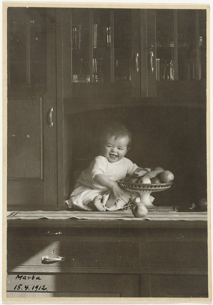Marba Titzenthaler, dochter van de fotograaf, in het woonhuis in de Friedrichstrasse, Berlijn (1912) by Waldemar Titzenthaler