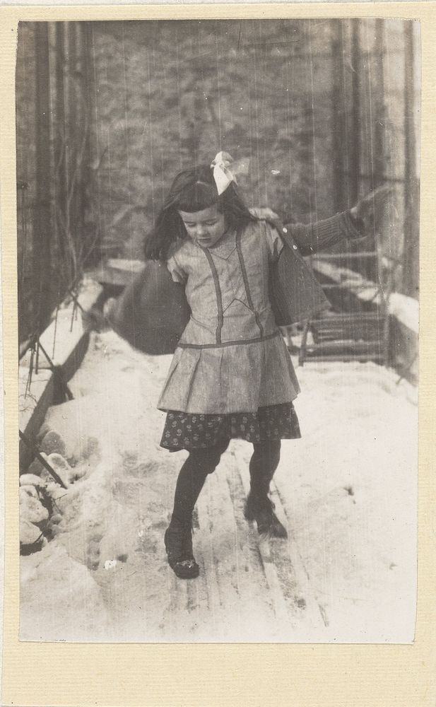 Marba Titzenthaler, dochter van de fotograaf, glijdend over de sneeuw op het dakterras van het woonhuis in de…