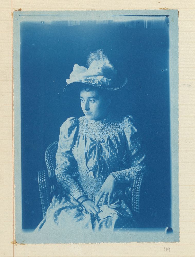 Portret van een zittende vrouw met hoed en jurk met bolletjes (c. 1880 - c. 1900) by anonymous