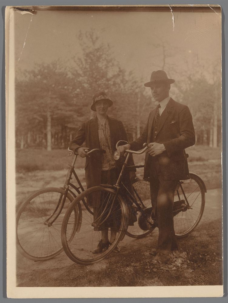 Man en een vrouw, staand met fiets (c. 1920 - c. 1930) by anonymous