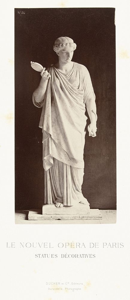 Marmeren beeld van een vrouw in een hooggesloten jurk met in haar rechterhand een spiegel, in de linkerhand een slang. (c.…
