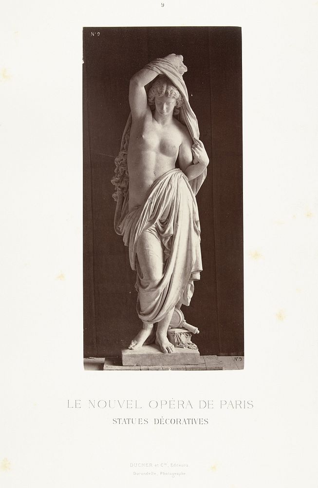 Marmeren standbeeld van een vrouwelijk naakt met gedrapeerde doek om het lichaam (c. 1878 - 1881) by Louis Emile Durandelle…