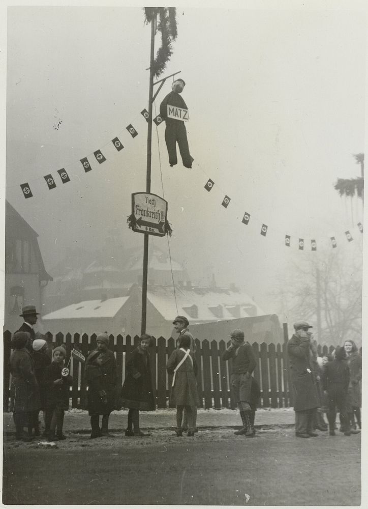 Pop die het hoofd van de politie in de Saar (M. Matz) voorstelt, opgehangen door nazi's, 16 januari 1935 (1935) by…
