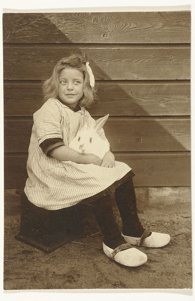 Kind met konijn op schoot (1900 - 1930) by Richard Tepe