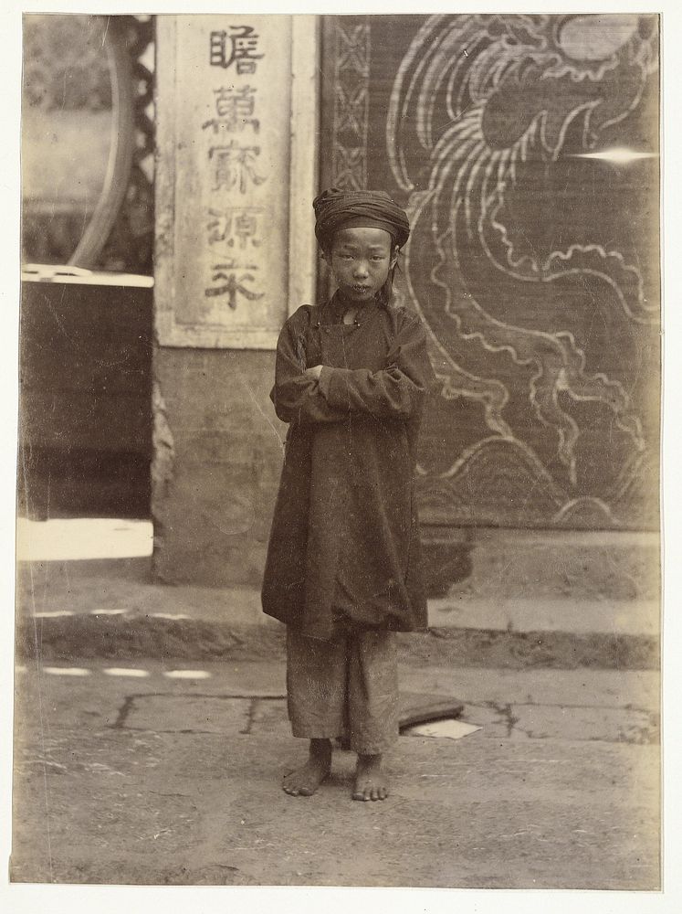 Portret van een onbekende jongen op straat, Indochina (1870 - 1890) by anonymous