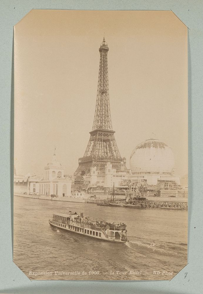 Eiffeltoren gezien vanaf de Seine, tijdens de Wereldtentoonstelling van 1900, Parijs (1900) by Neurdein Frères