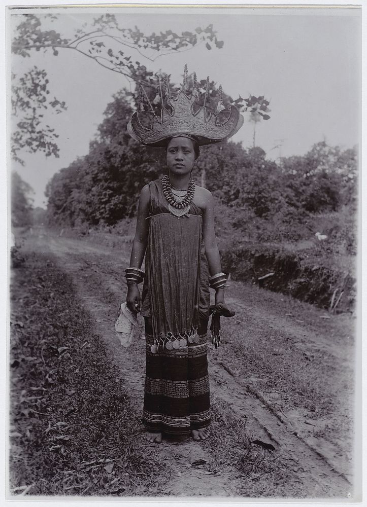 Portret van een jonge vrouw in traditionele kleding van Lampong (1890 - 1915) by anonymous