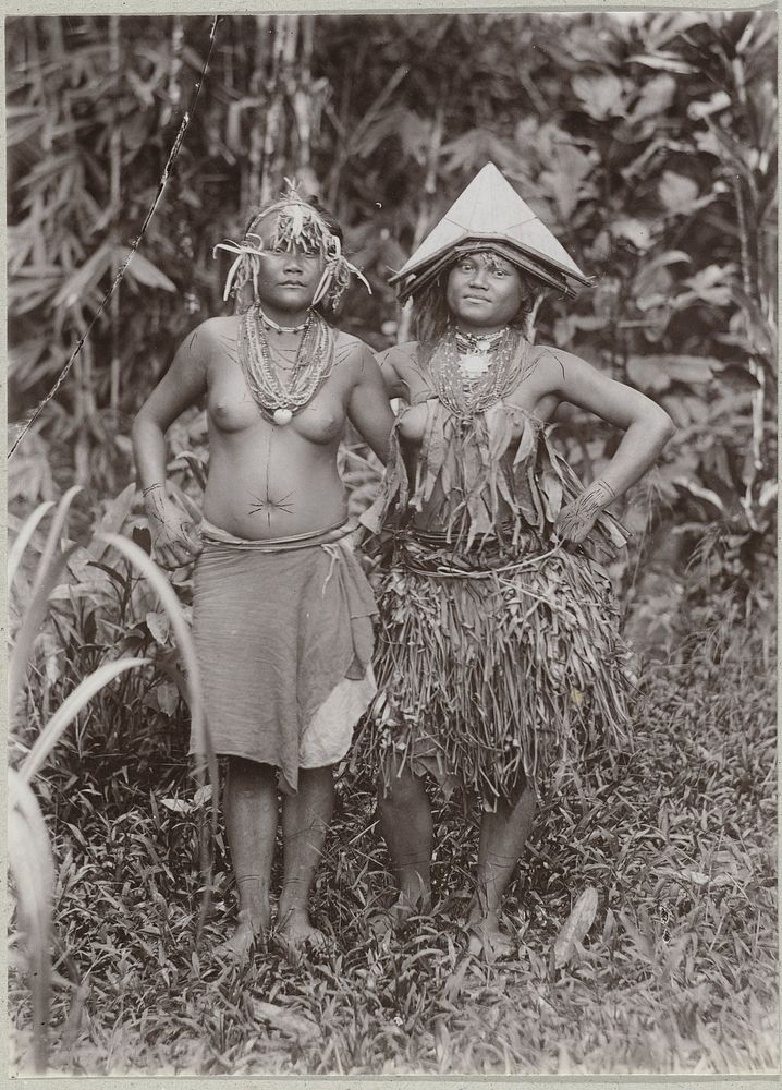 Portret van twee onbekende jonge vrouwen op Pagai in de dracht van het eiland (1891 - 1912) by Christiaan Benjamin…