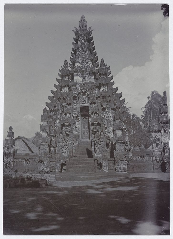Een tempel op noord-Bali, mogelijk bij Batur welke in 1917 door een vulkaan uitbarsting is verwoest (1900 - 1915) by Johanna…