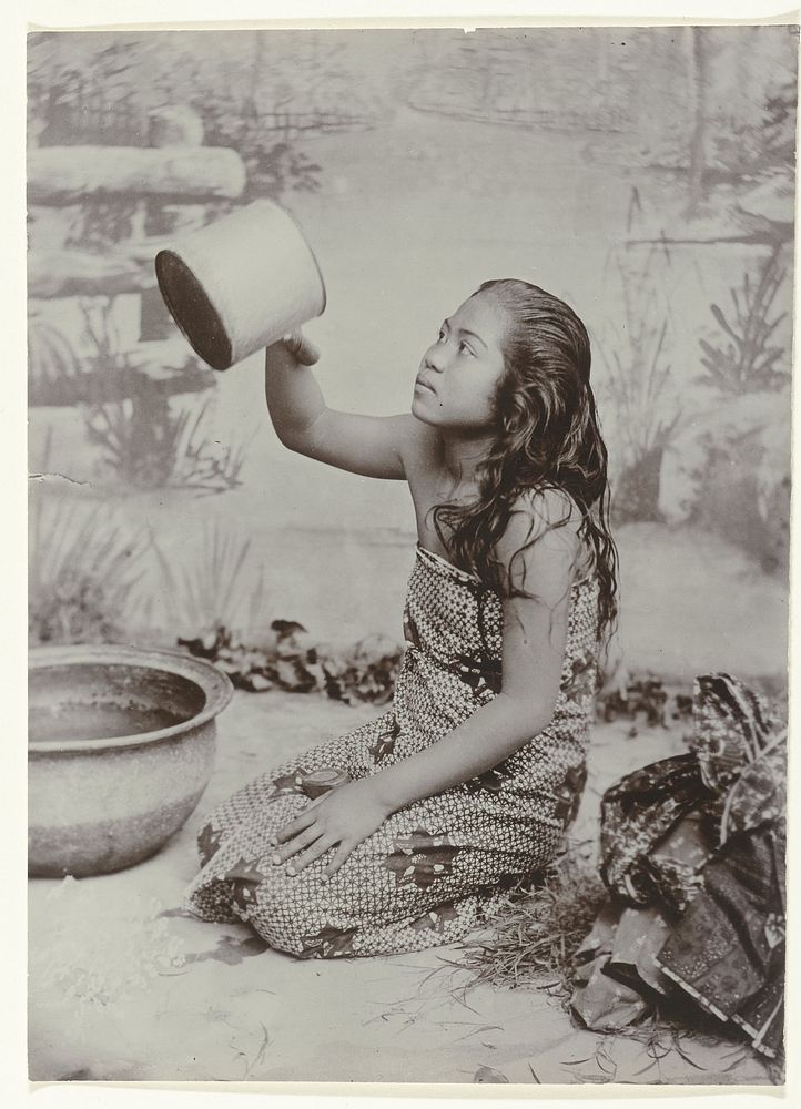 Studioportret van een jonge Javaanse wassende vrouw (c. 1870 - c. 1912) by Kassian Céphas
