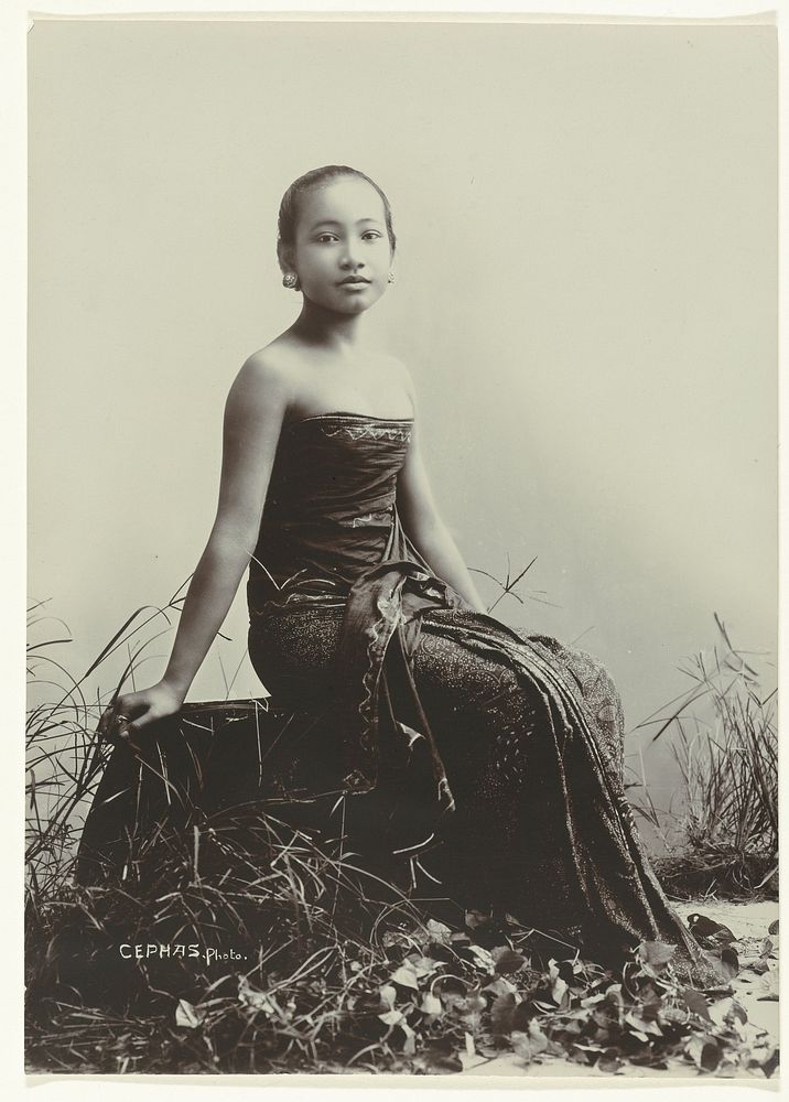 Studio Portrait of a Javanese Woman (c. 1867 - c. 1910) by Kassian Céphas