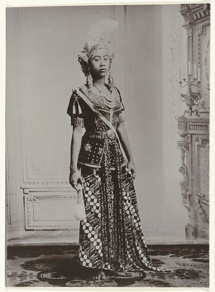 Portret van een Javaanse vrouw met een waaier in de hand en een kroon op het hoofd (c. 1867 - c. 1910) by Kassian Céphas
