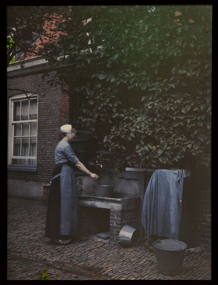 Vrouw bij waterpomp (1907 - c. 1935) by C W Immink