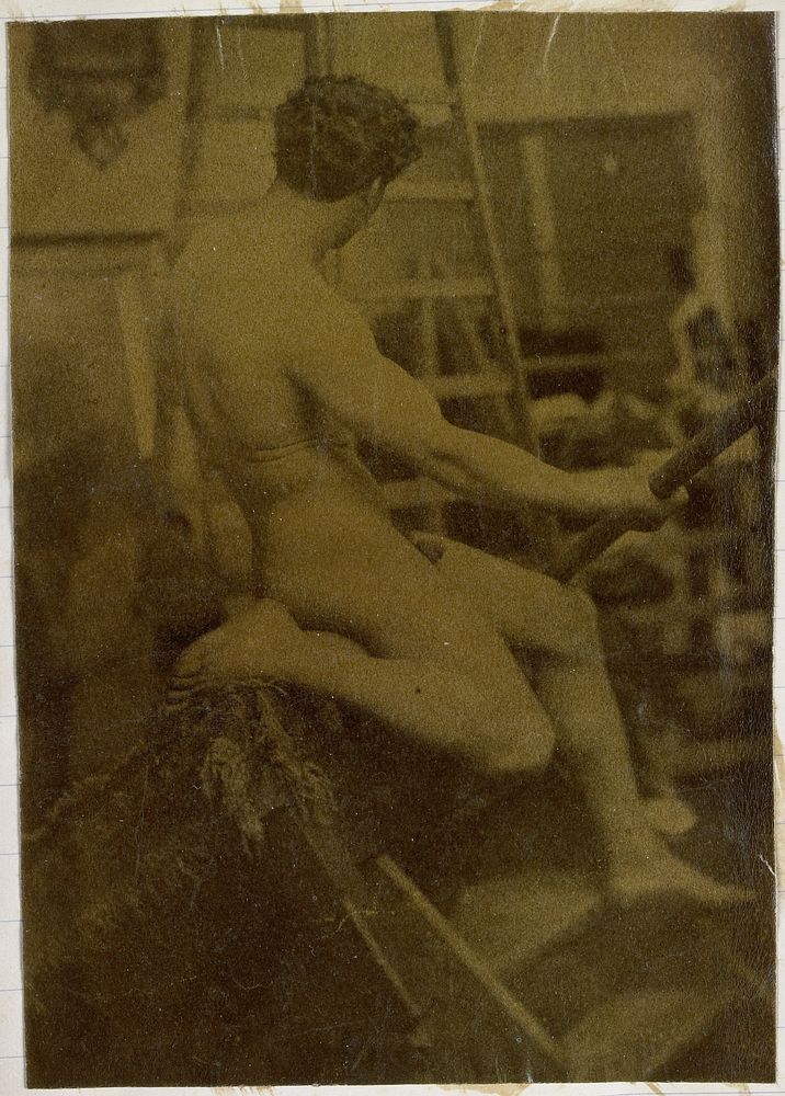 Studie van een mannelijk naaktmodel, op de rug gezien, in het atelier van Jacques de Lalaing (c. 1883 - c. 1914) by Jacques…