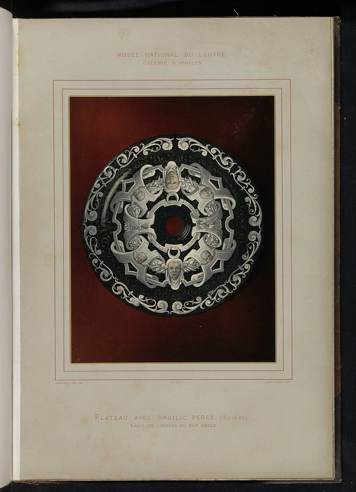 Ronde schotel met in het midden een gat, door Pierre Raymond gedecoreerd met hoofden en cherubijnen (c. 1876 - c. 1883) by…
