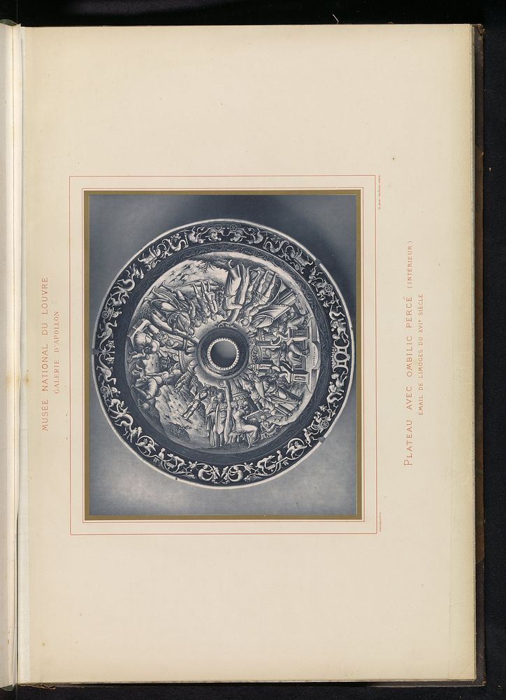 Ronde schotel met in het midden een gat, door Pierre Raymond gedecoreerd met voorstellingen van vermoedelijk Mozes (c. 1876 …
