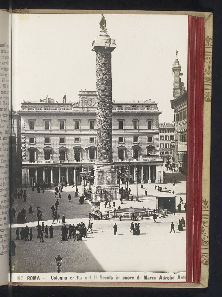 Gezicht op de Piazza Colonna te Rome, met zicht op de Zuil van Marcus Aurelius (c. 1895 - c. 1915) by anonymous