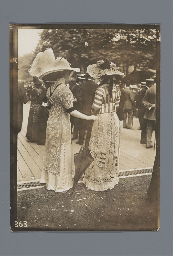 Twee vrouwen in een park of op een renbaan in Frankrijk (1911) by Frères Séeberger