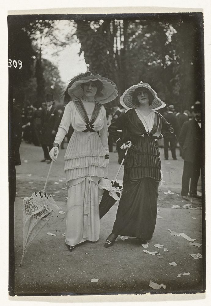 Twee vrouwen in een park in Frankrijk (1912) by Frères Séeberger