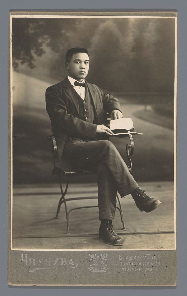 Portret van een onbekende Aziatische man (c. 1910 - c. 1930) by Tsjvoenchva