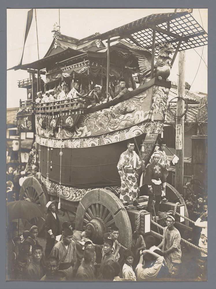 Straatscène met processiewagen, Japan (c. 1890 - in or before 1903) by anonymous