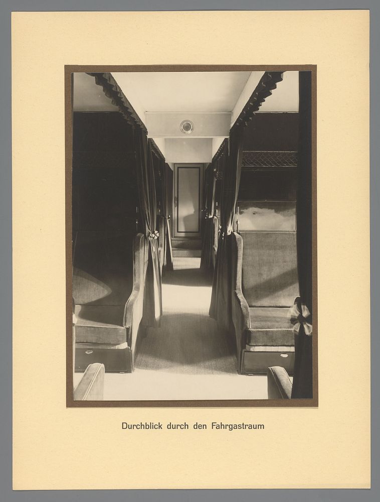 Gezicht in het passgierscompartiment van de zeppelin (1924) by anonymous and Luftschiffbau Zeppelin GmbH