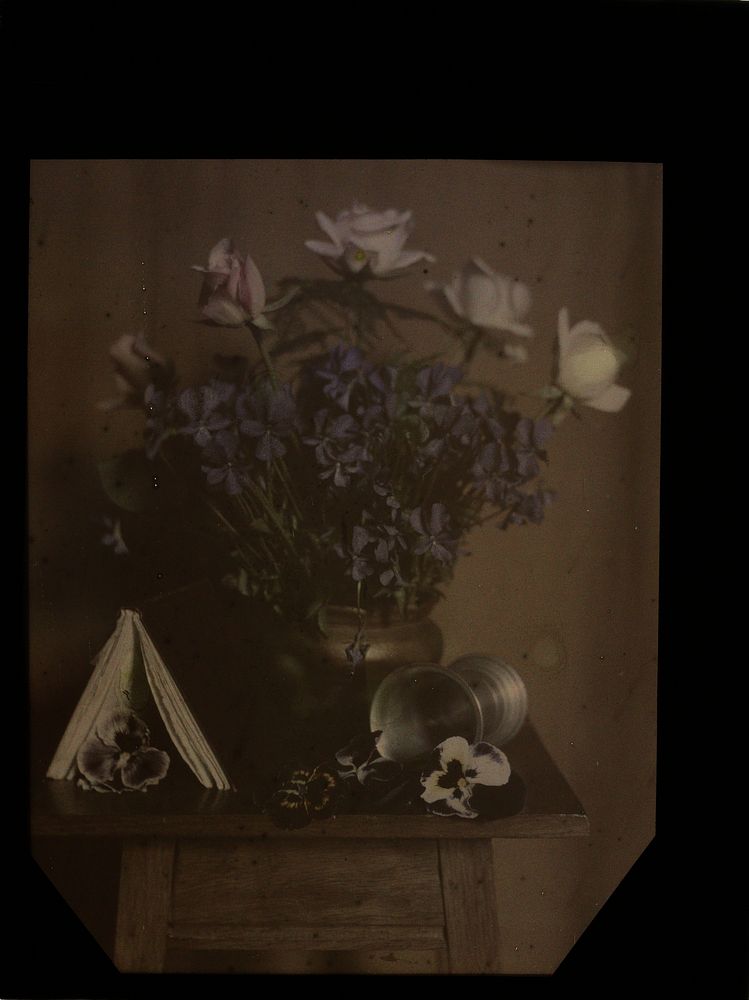 Vaas met rozen en viooltjes (c. 1907 - c. 1935) by anonymous