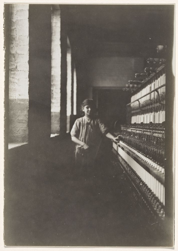 Meisje in katoenfabriek (1906 - 1917) by Lewis Wickes Hine