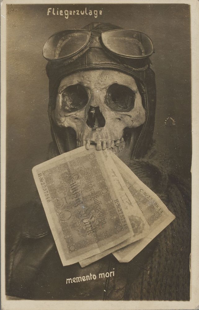 Doodshoofd met Duitse vliegenier, met bankbiljetten tussen de kaken geklemd (1914 - 1918) by anonymous