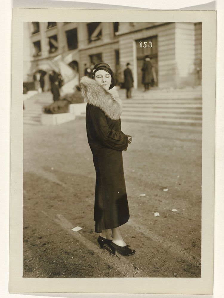 Modieus geklede vrouw in Auteuil, Parijs (1929) by anonymous