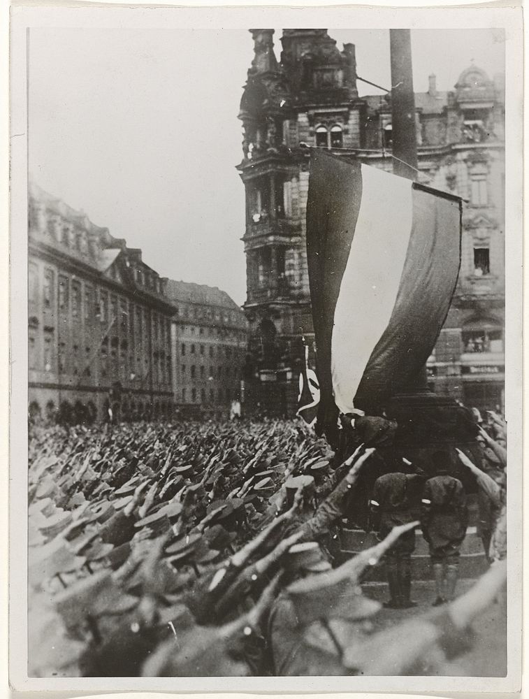 Menigte bij een nationaalsocialistische bijeenkomst in Dresden (1933 - 1935) by anonymous and Associated Press