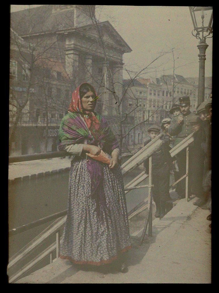 Roma of Sinti vrouw, Oudegracht te Utrecht (1915) by Sebastiaan Alphonse Van Besten