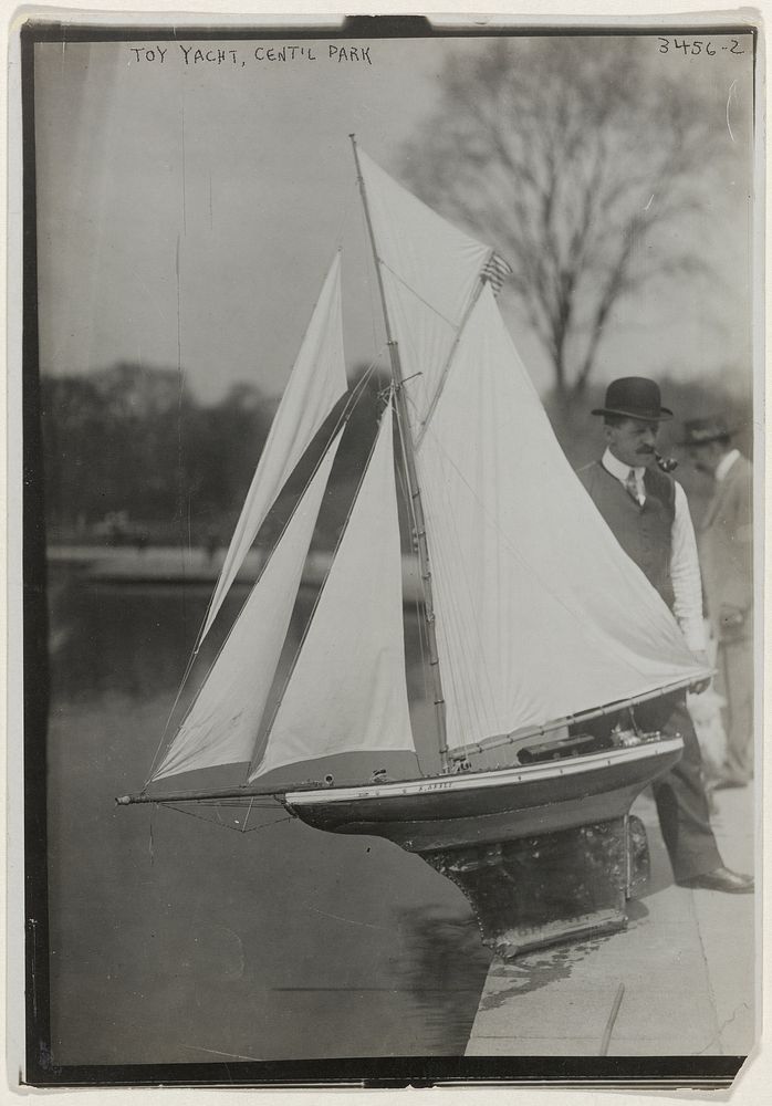Speelgoedbootje in een vijver in Central Park, New York City (1921) by George Grantham Bain