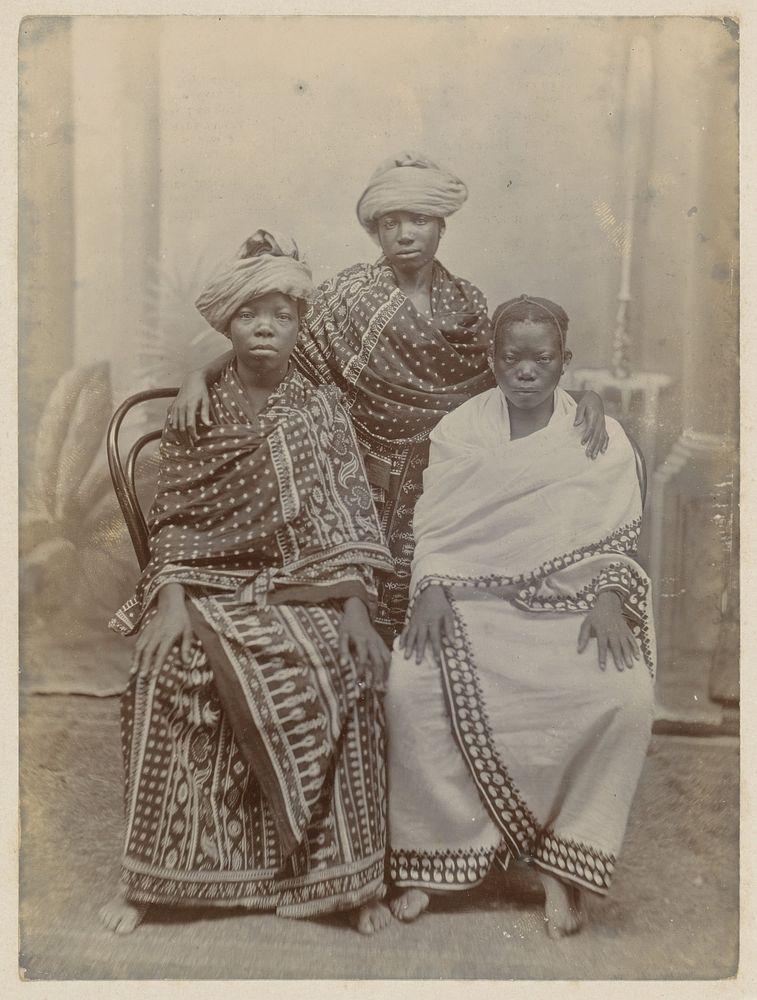 Portret van drie Afrikaanse vrouwen in lange gewaden (c. 1890 - c. 1910) by anonymous