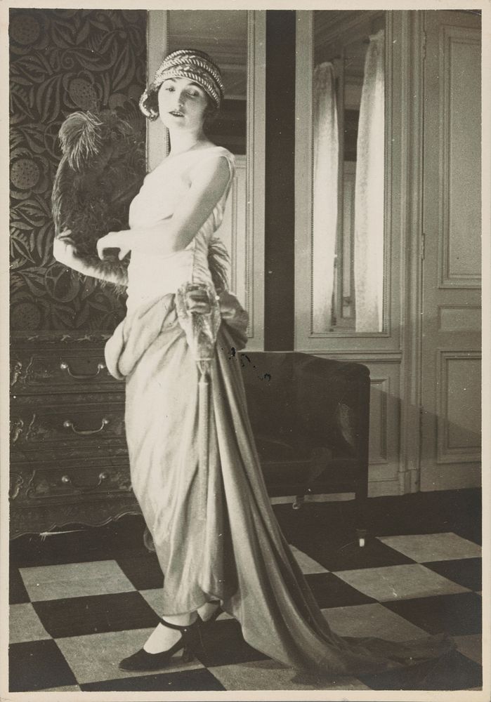 Modefoto van een vrouw in een jurk van Paul Poiret, Parijs (1923) by anonymous and Paul Poiret