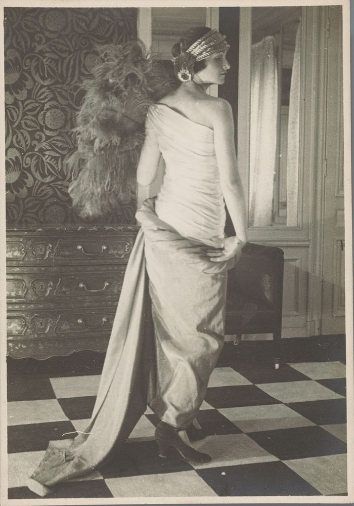 Modefoto van een vrouw in een jurk van Paul Poiret, Parijs (1923) by anonymous and Paul Poiret