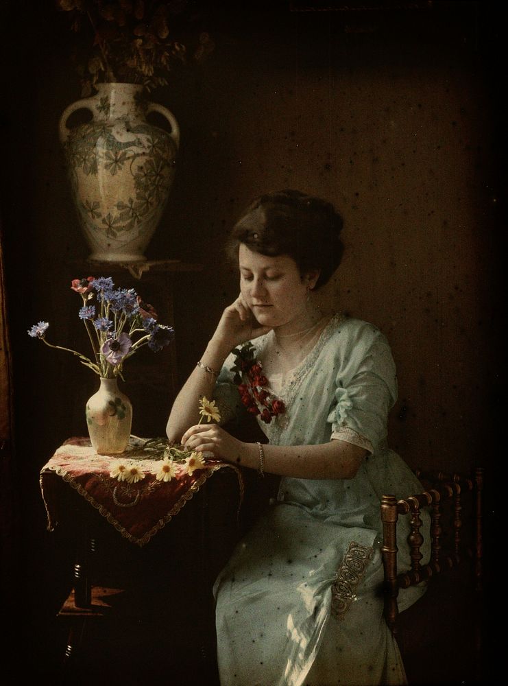 Vrouw met bloemen (1907 - 1916) by Johannes Hendrikus Antonius Maria Lutz
