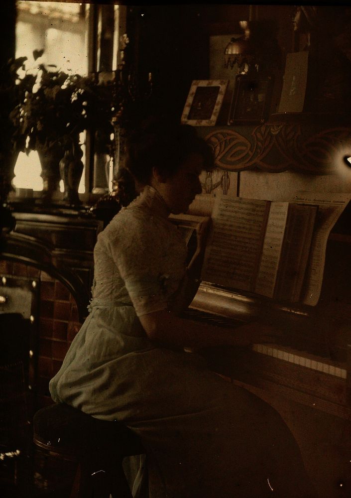 Vrouw aan piano (1907 - 1916) by Johannes Hendrikus Antonius Maria Lutz